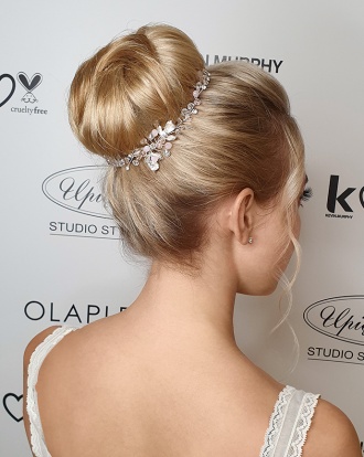 Wysoki, gładki kok ślubny z biżuteryjną ozdobą Wysoki, gładki kok ślubny z biżuteryjną ozdobą