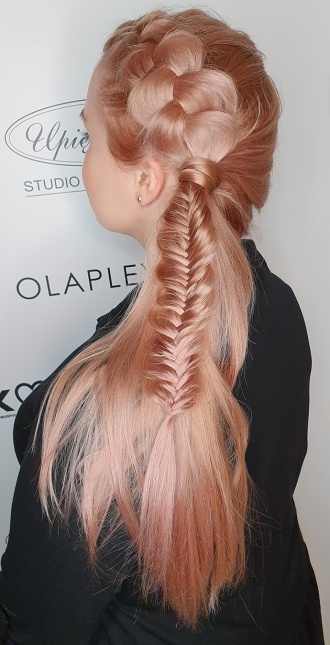 Niezwykła fryzura z długich włosów ze splotami Niezwykła fryzura z długich włosów ze splotami