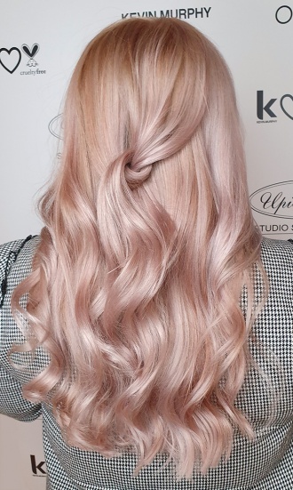 Pofalowane różowe włosy Pofalowane różowe włosy