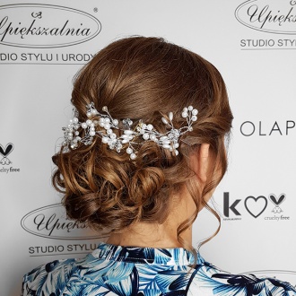 Luźne upięcie ślubne z ozdobą z kryształkami Luźne upięcie ślubne z ozdobą z kryształkami