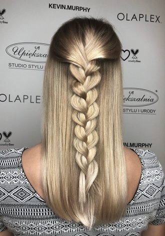 Długie proste włosy ze splecionym warkoczem Długie proste włosy ze splecionym warkoczem