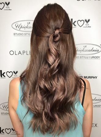 Zadbane lśniące włosy ułożone w fale Zadbane lśniące włosy ułożone w fale