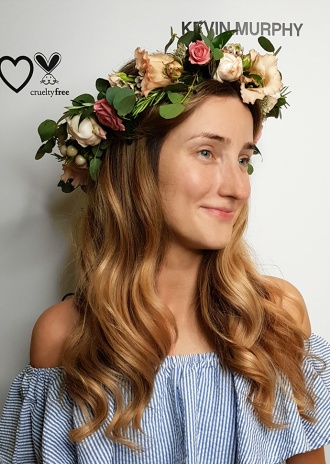 Rozpuszczone zadbane włosy do ślubu z wiankiem Rozpuszczone zadbane włosy do ślubu z wiankiem