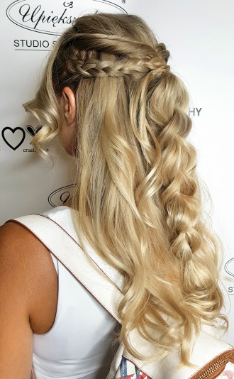 Długie rozpuszczone włosy z warkoczem Długie rozpuszczone włosy z warkoczem