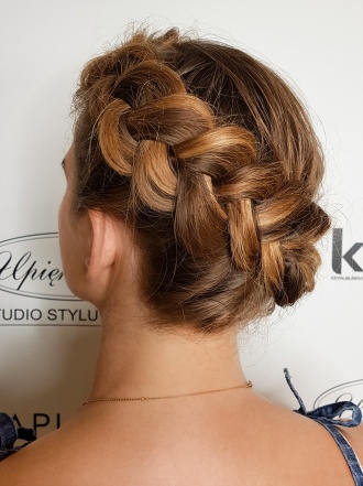 Fryzura ślubna z warkoczem Fryzura ślubna z warkoczem