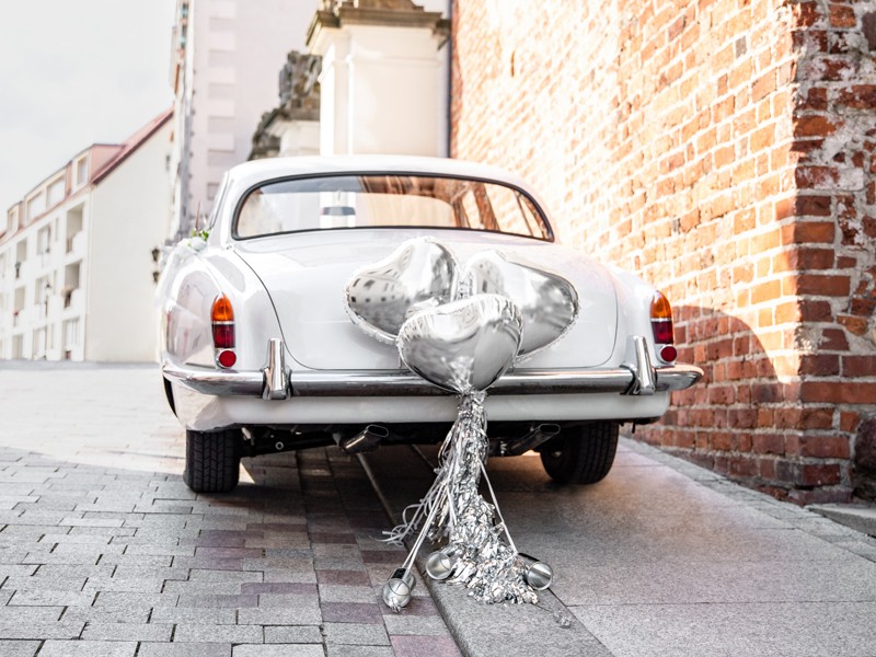 Balonowe serca dekoracja auta do ślubu