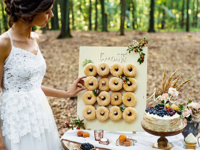 Rustykalna tablica z donutami na wesele