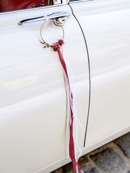 Dekoracja auta do ślubu obrączka na klamce