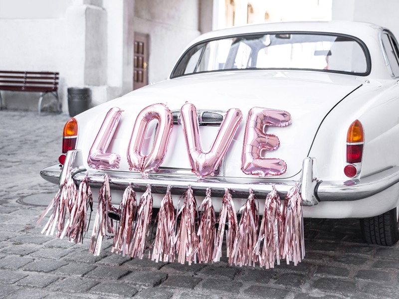 Pastelowy różowy napis love z frędzlami dekoracja auta