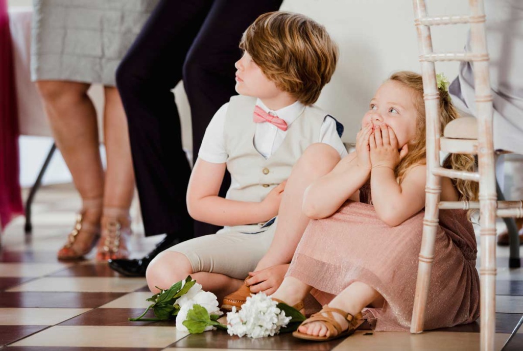 Dzieci na letnim weselu ubrane pastelowo