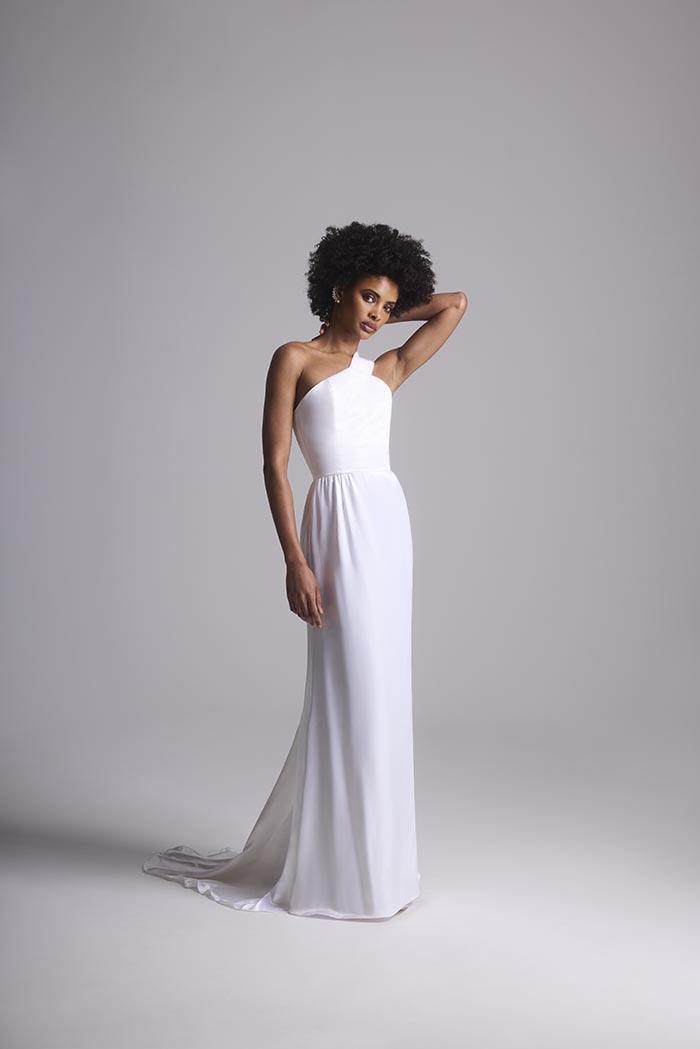 Asymetryczna sukienka do ślubu dla minimalistek