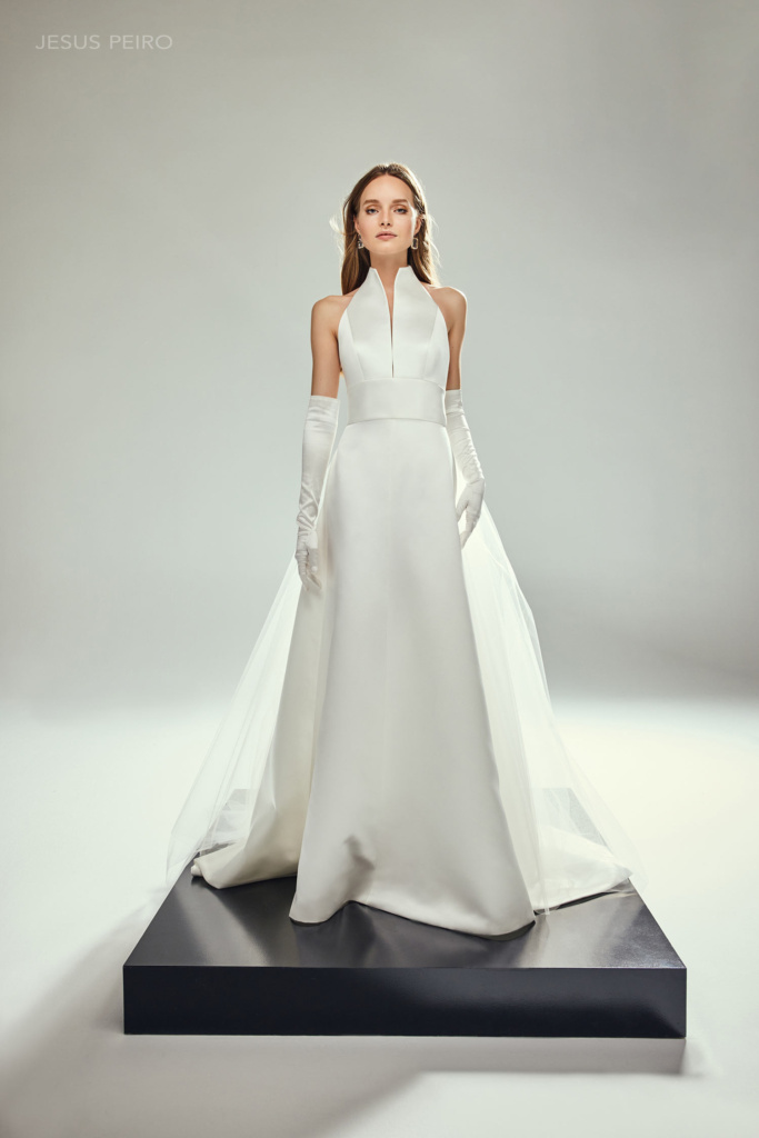 Minimalistyczna suknia ślubna ze stójką 2023 Jesus Peiro