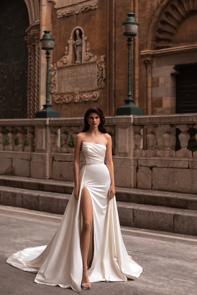 Seksowna satynowa suknia ślubna z asymetrycznym gorsetem