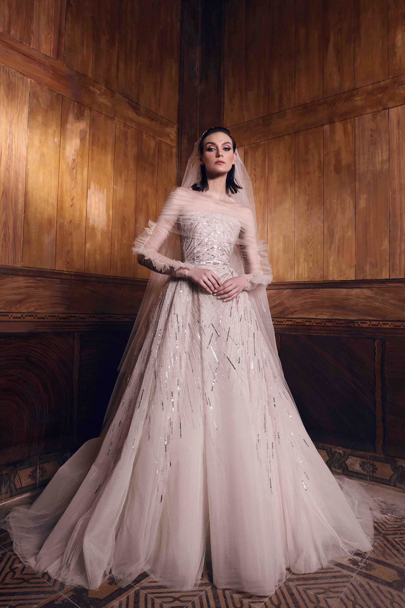 Suknia ślubna princeska ze srebrzystymi aplikacjami Zuhair Murad 2023